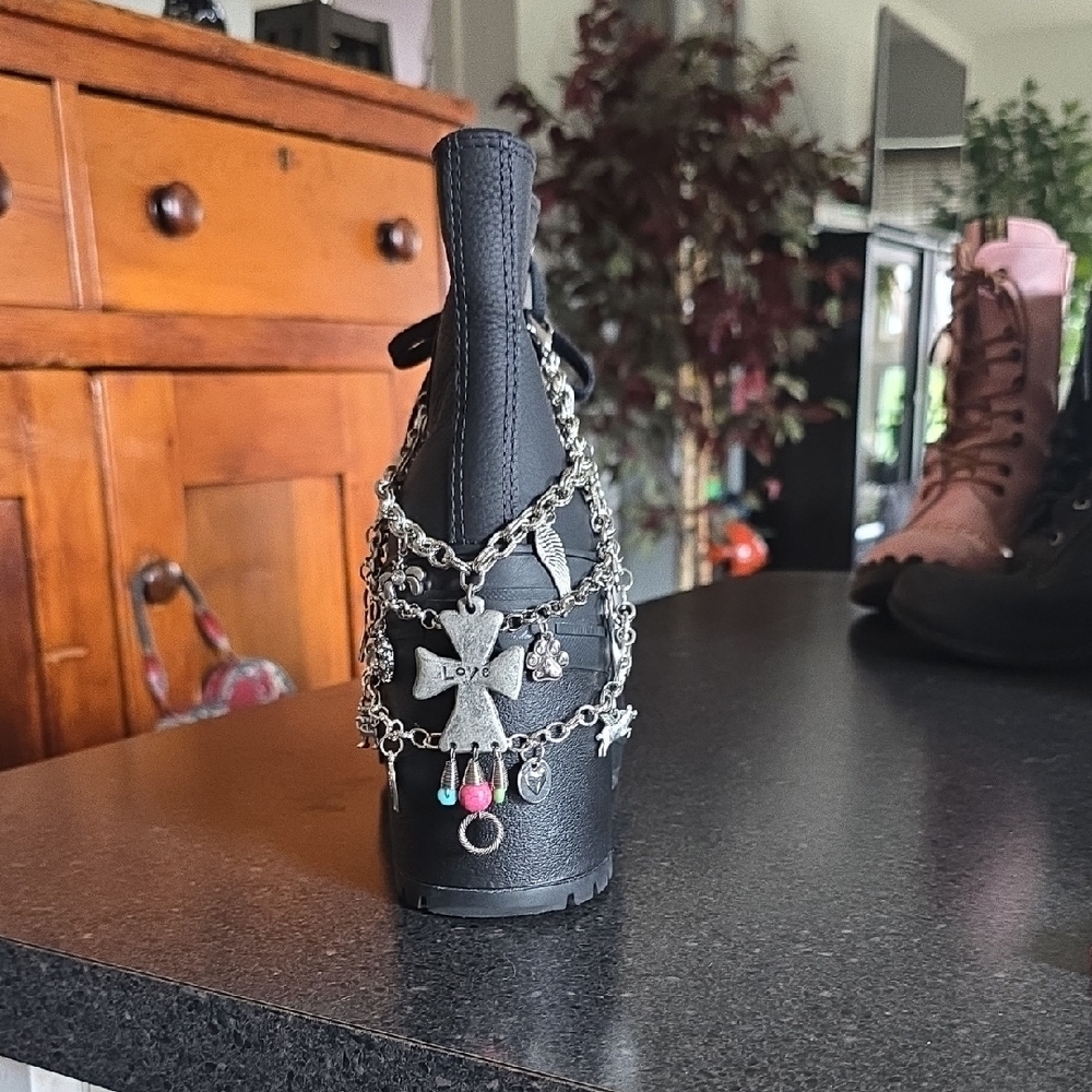 Elegant Silver and Black Boot Bracelet with Timeless Charm